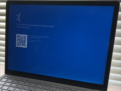青い画面に”:(とQRコード”のメッセージが表示されているパソコンの画像