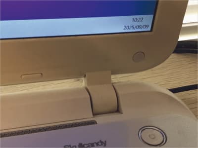 ノートパソコン本体と液晶パネルとヒンジの画像