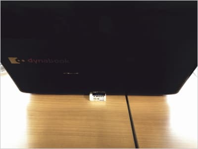 液晶パネルを消しゴムで支えている画像